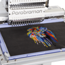 Parabraman PR-1501, одноголова 15-голкова промислова вишивальна машина з 8" сенсорним LCD-дисплеєм і полем вишивки 500 х 350 мм, вишивка в п'яльцях, бордюрній рамі, на бейсболках