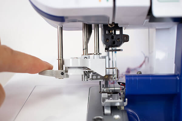 Автоматичний нитковдягач Brother 4234D