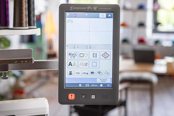 Большой HD-дисплей Brother PR1060W